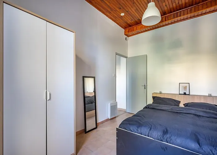 Appartement entier: calme, spacieux, 2 chambres.